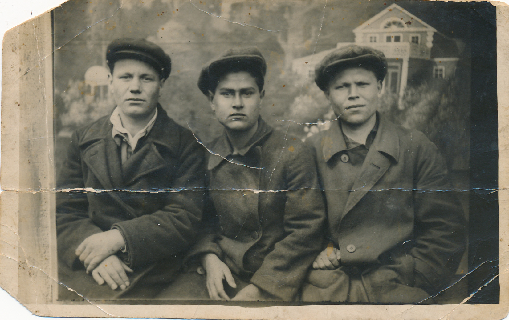 А.П. Маресьев среди своих товарищей по работе в г. Комсомольске-на-Амуре 1935 г. Слева направо: Белоконь, Маресьев, Букатов.