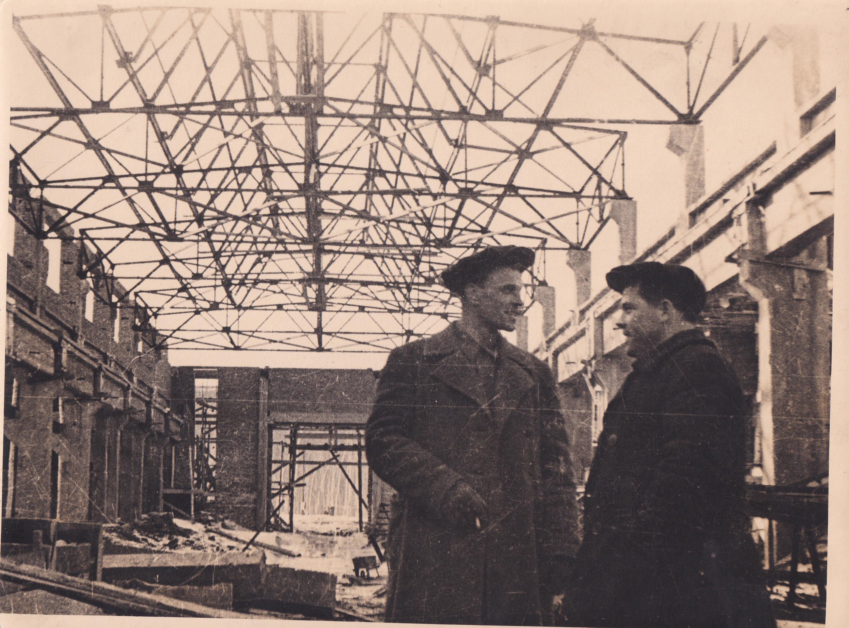 Первостроители Куликов и Швец на строительстве завода "Амурсталь".