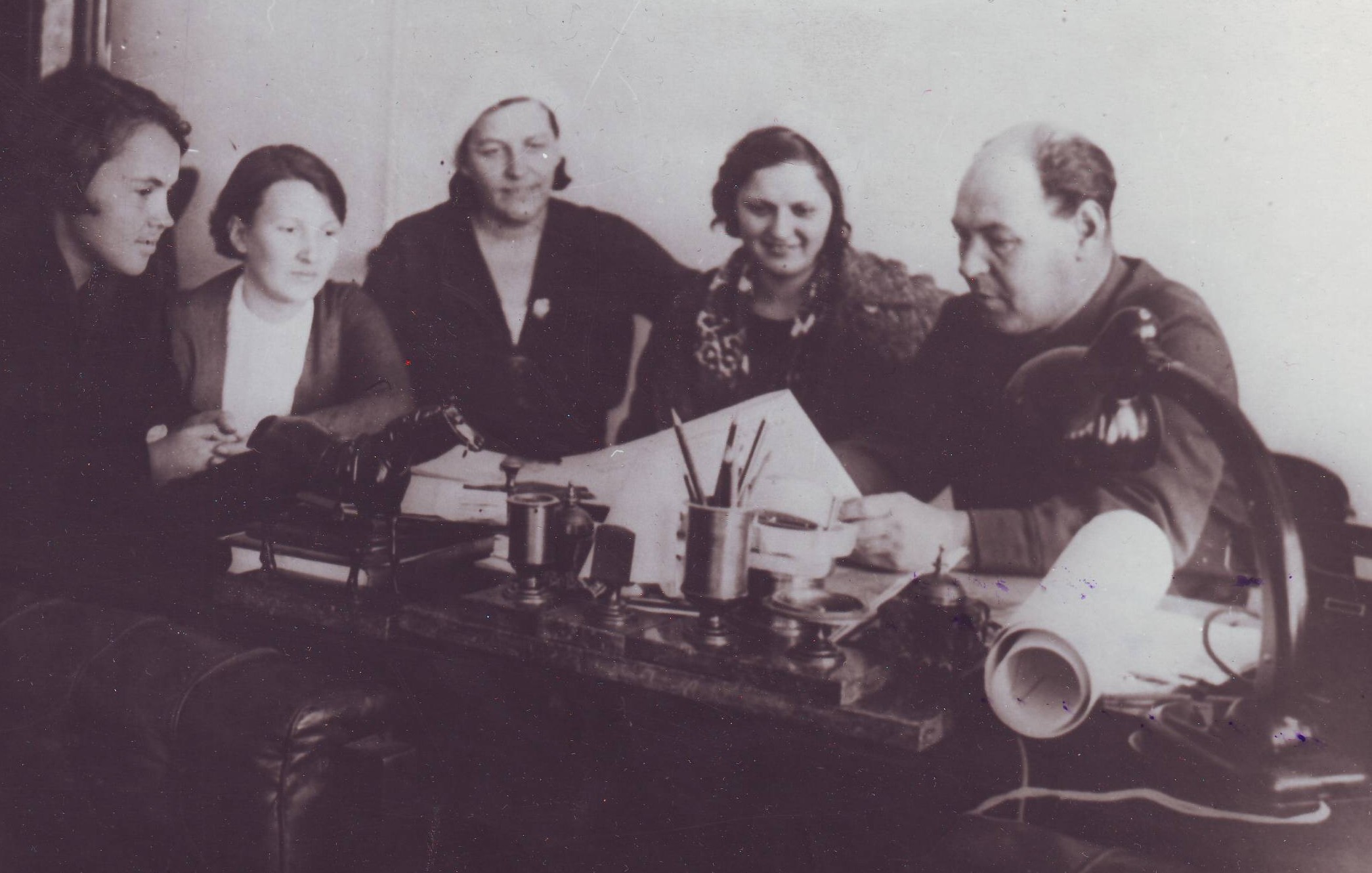 В кабинете первого директора завода К.Д. Кузнецова. 1937г.