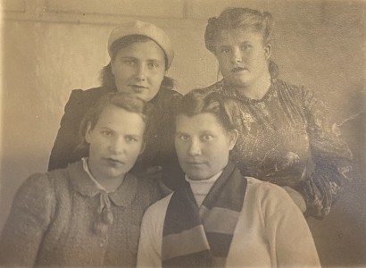 Комарова Анна с подругами в Комсомольске (верхний ряд слева).