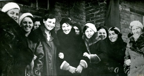 1.	В.С. Хетагурова (в центре) с девушками, приехавшими по ее призыву. 1937 год.