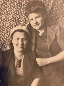 Комарова Анна Ивановна с подругой в Комсомольске (слева)