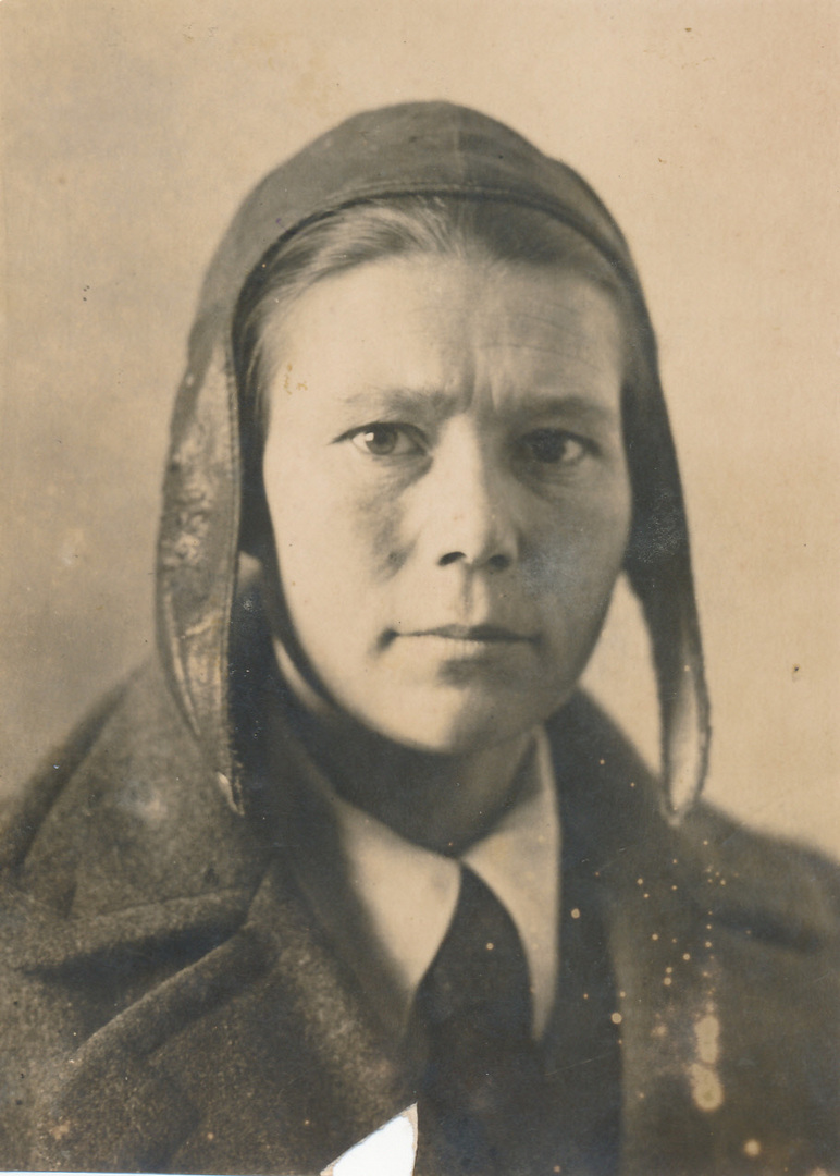 В М.Новикова - хетагуровка_ одна из первых девушек парашютисток 1938 г.