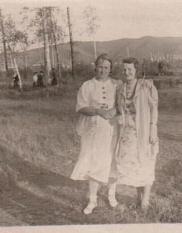 Гомей Полина Даниловна (слева) с Костенко А.Г на фоне площадки 