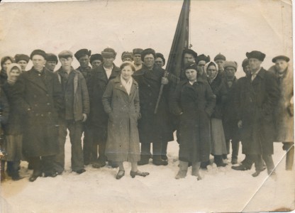 Работники совхоза  завода № 126 на первых полевых работах