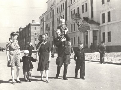 Семья первостроителя 1932 г. электоротехника ТЭЦ-2 В.И. Вакулова на прогулке