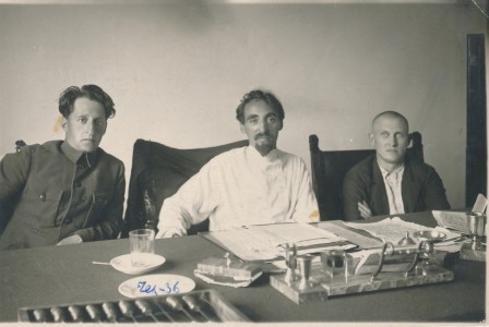 Первостроители г. Комсомольска-на-Амуре. 1934 г. (первый слева - секретарь парткома Дальпромстроя, ФИО неизвестно; в центре И. Каттель, первый начальник Дальпромстроя)