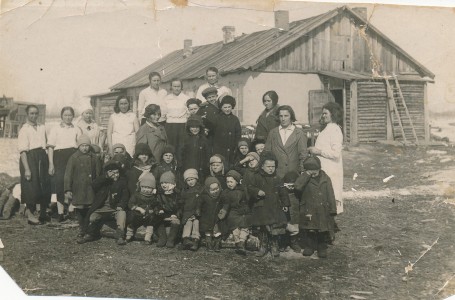 Первые ясли - сад на старой площадке. 1933 г. (Глинина Екатерина Степановна - второй ряд вторая справа).