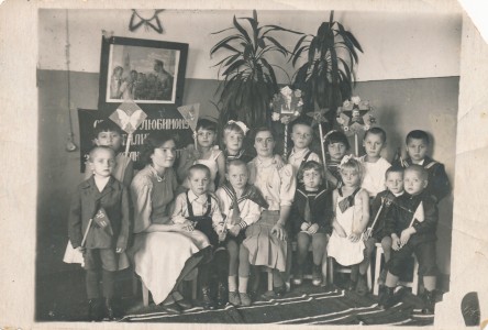 Коллектив детского сада на старой площадке п. Дземги 1 мая 1937 г. (справа - Глинина Екатерина Степановна)