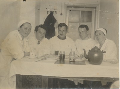 Медперсонал военного госпиталя_ хирургическое отделение. Почетный хирург С.И. Потеряхин (третий слева)