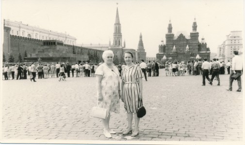 Коврижных Е Вл (1-я слева) на Красной площади в Москве Июль 1972 г.