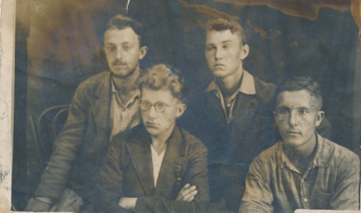 Н. М. Гаврин (слева первый в первом ряду) с друзьями. 1940-е гг.
