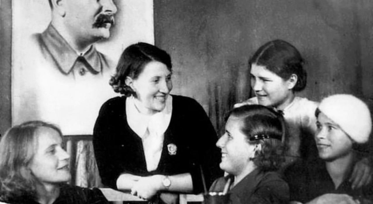 Валентина Хетагурова (в центре) с девушками хетагуровского призыва