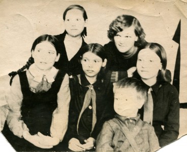 Кондратенко Полина Ивановна с учениками 5 А класса средней школы №17.  1938 г.