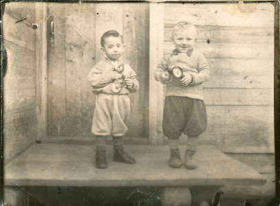 Витя Котляров с соседским мальчиком. Конец 1940-х гг.